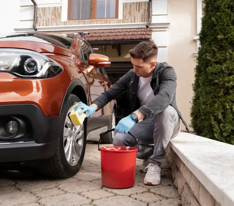Lavage auto à domicile La Chapelle-devant-Bruyères : professionnel intervenant sur un véhicule